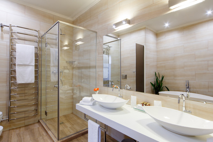 Verwandeln Sie Ihr Hotel-Badezimmer in eine Oase der Entspannung mit unseren eleganten Kunstverglasungen und hochwertigen Glasprodukten.