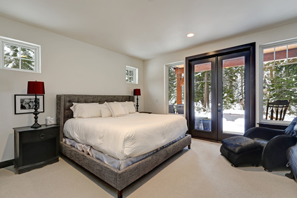 Erleben Sie puren Luxus in Ihrem Schlafzimmer mit unserer maßgefertigten Glasbau-Lösung und genießen Sie den Ausblick auf Ihre Terrasse mit Whirlpool.